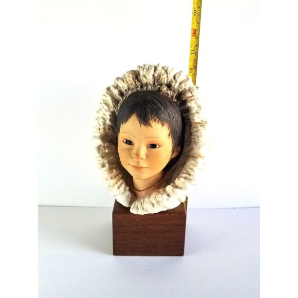 Vtg Signed CYBIS Eskimo Child Snow Bunting Porcelain Bust Head Wood Base 1970s - Picture 9 of 10